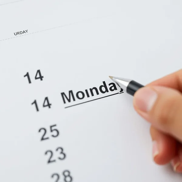Un calendrier montrant les jours de la semaine, avec une flèche pointant vers lundi, illustrant l’expression until Monday