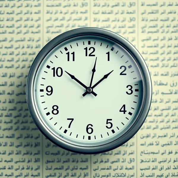 ساعة تشير عقاربها إلى نفس الرقم لتمثيل "at the same time"