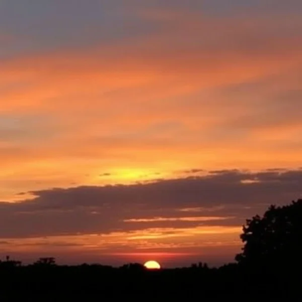 Un cielo hermoso at dusk sobre una ciudad o paisaje