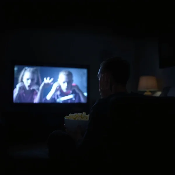 Korkutucu bir film sırasında tamamen korkmuş bir kişi