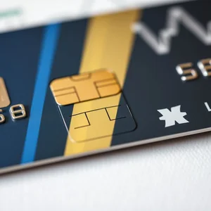 Comprendiendo y usando 'a debit card': Guía completa en español