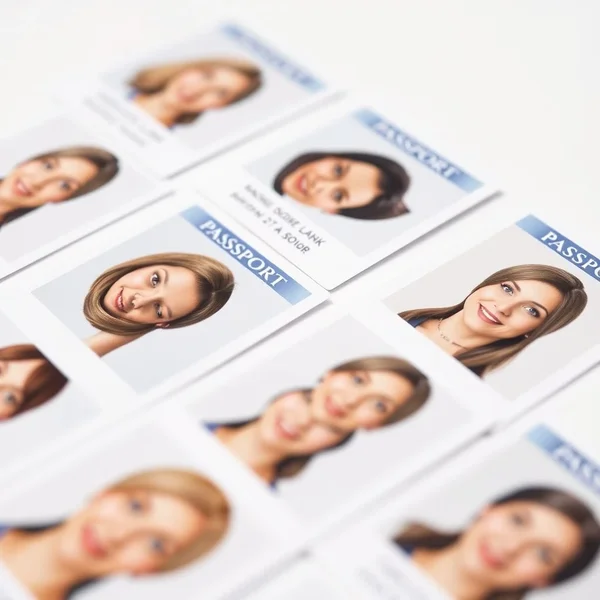 Una a passport photo conforme con fondo blanco