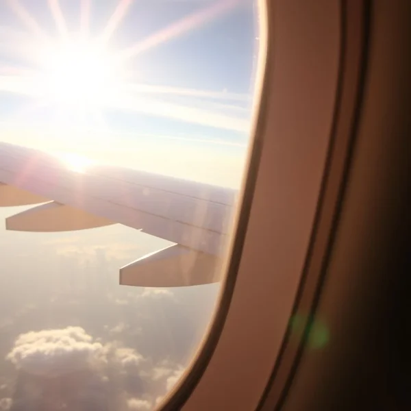 Bir uçak penceresinden kanat gösteren görüntü, direct flight kavramını anlatıyor
