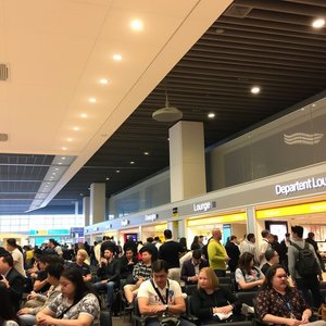 Memahami dan Menggunakan Frasa 'the departure lounge' Bahasa Inggris