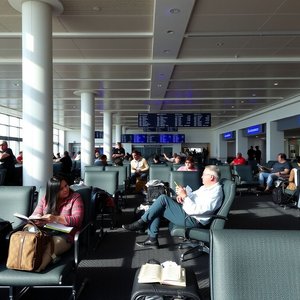 ทำความเข้าใจและใช้วลีคำนาม the departure lounge ในภาษาอังกฤษ