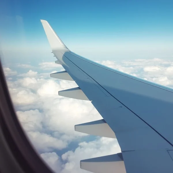 구름이 있는 비행기 날개, air turbulence 개념을 보여줌