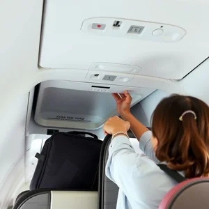 Hiểu và Sử dụng Cụm Từ Du Lịch: the overhead compartment