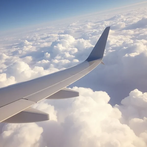Air turbulence kavranışını anlatan bir uçak kanadı ve bulutlar