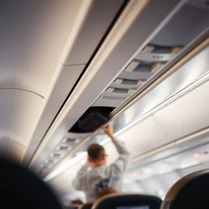 เข้าใจและใช้สำนวนการเดินทาง the overhead compartment