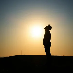 Mastering 'Keep One's Chin Up': An English Idiom for Positivity