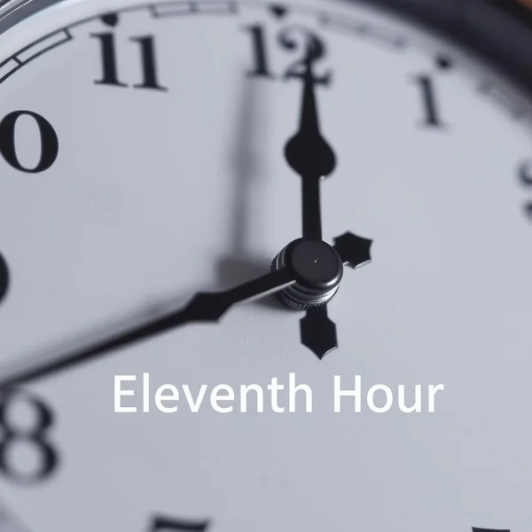 一个时钟接近午夜，形象地展示了 Eleventh Hour